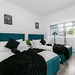 Spacious Detached House With 7 Beds Includes Ping Pong And Pool Table Sleeps 14 Free Parking