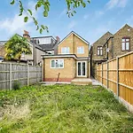 Spacious Detached House With 7 Beds Includes Ping Pong And Pool Table Sleeps 14 Free Parking