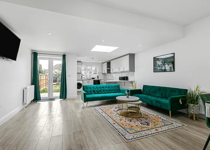 Spacious Detached House With 7 Beds Includes Ping Pong And Pool Table Sleeps 14 Free Parking