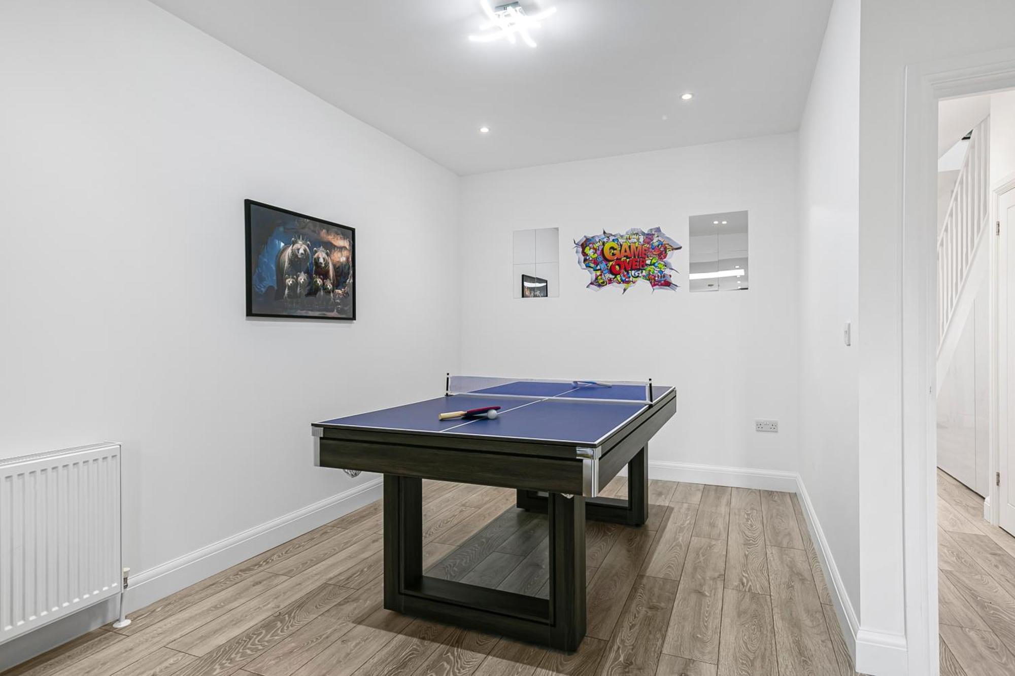Spacious Detached House With 7 Beds Includes Ping Pong And Pool Table Sleeps 14 Free Parking * Feltham