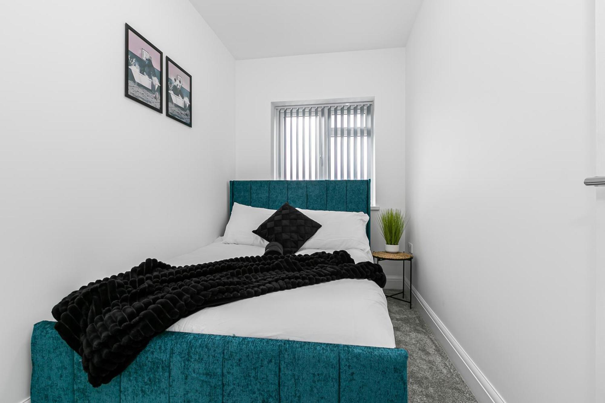 Spacious Detached House With 7 Beds Includes Ping Pong And Pool Table Sleeps 14 Free Parking Feltham