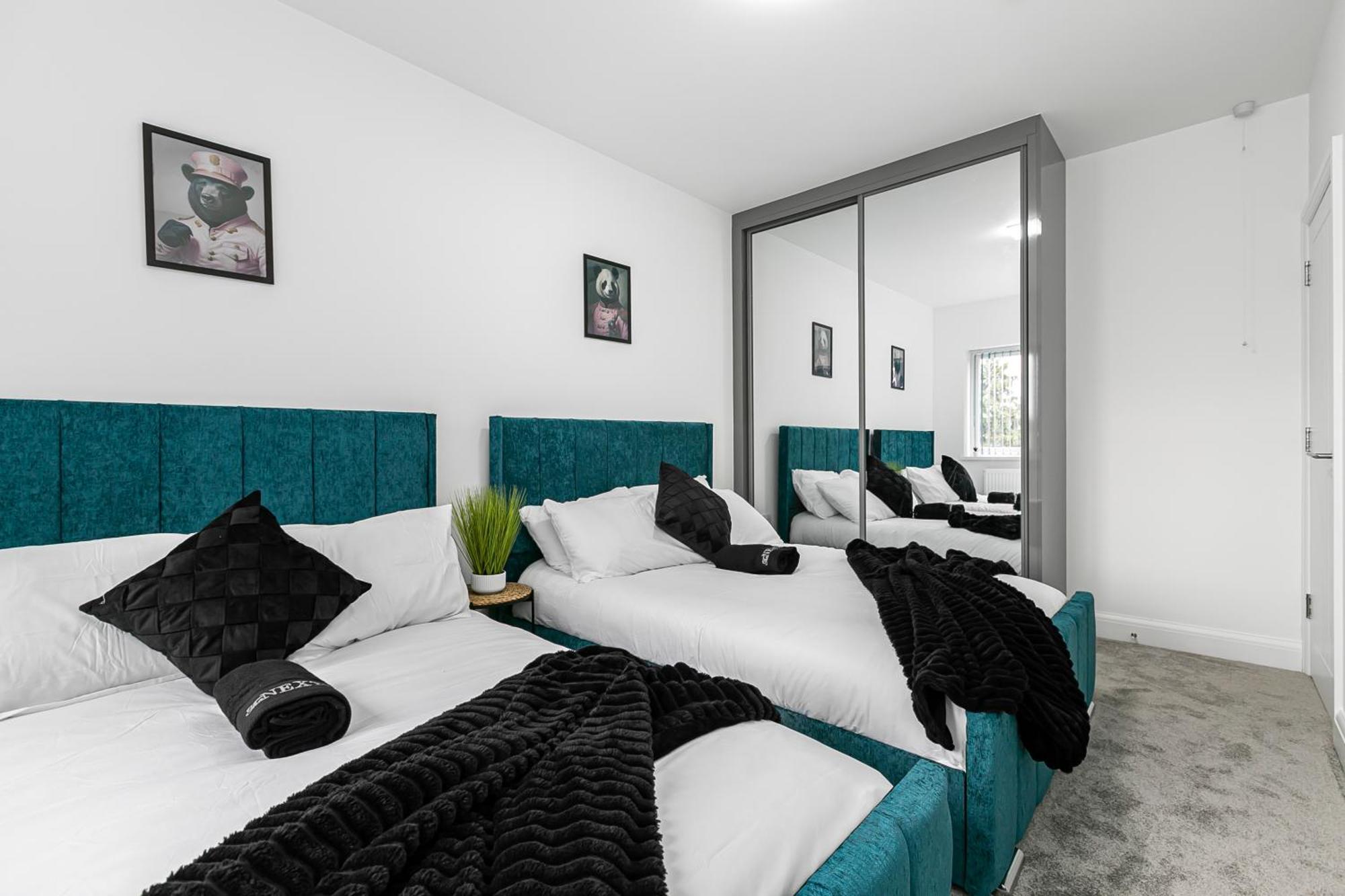 Spacious Detached House With 7 Beds Includes Ping Pong And Pool Table Sleeps 14 Free Parking Holiday home *