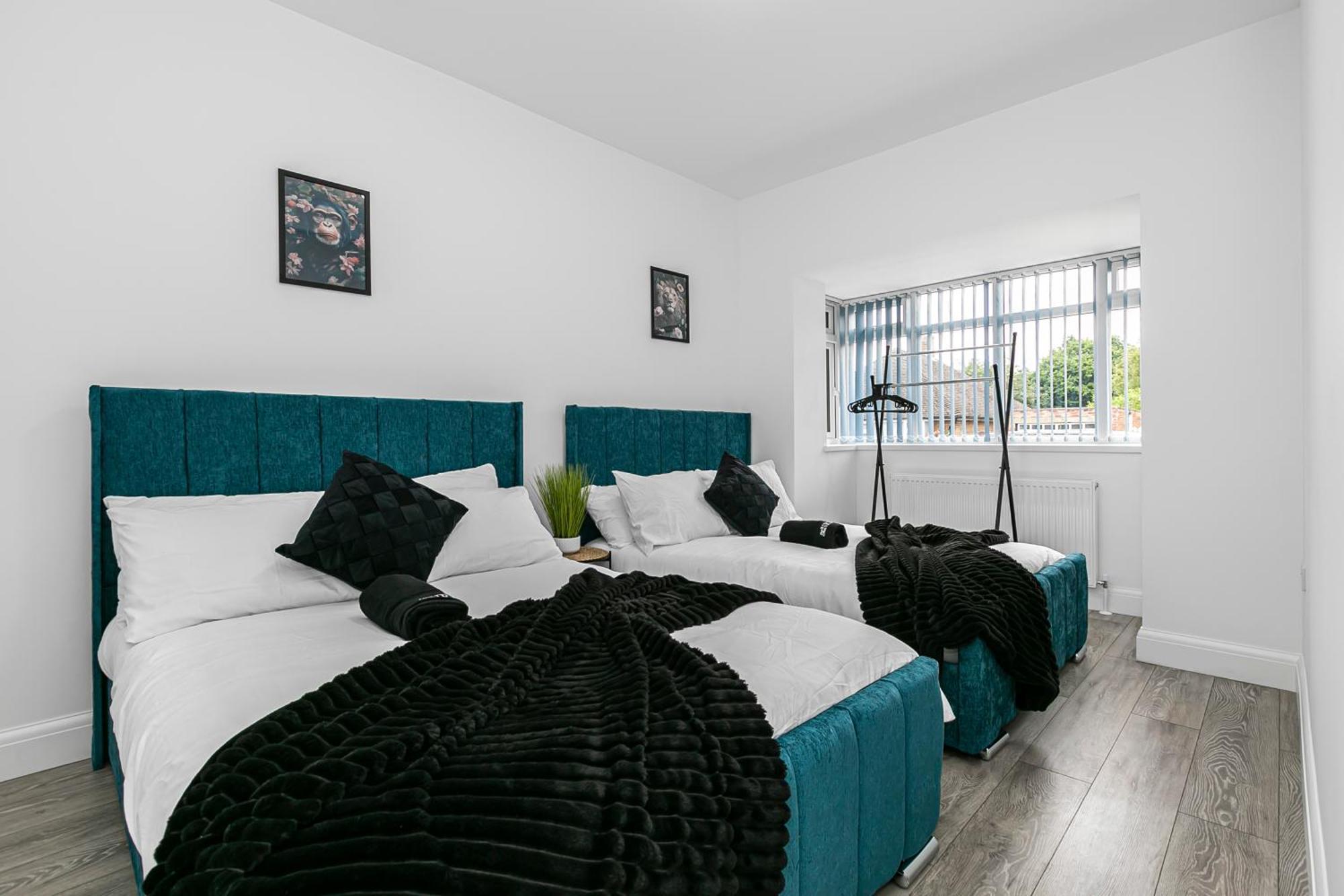Spacious Detached House With 7 Beds Includes Ping Pong And Pool Table Sleeps 14 Free Parking Holiday home *