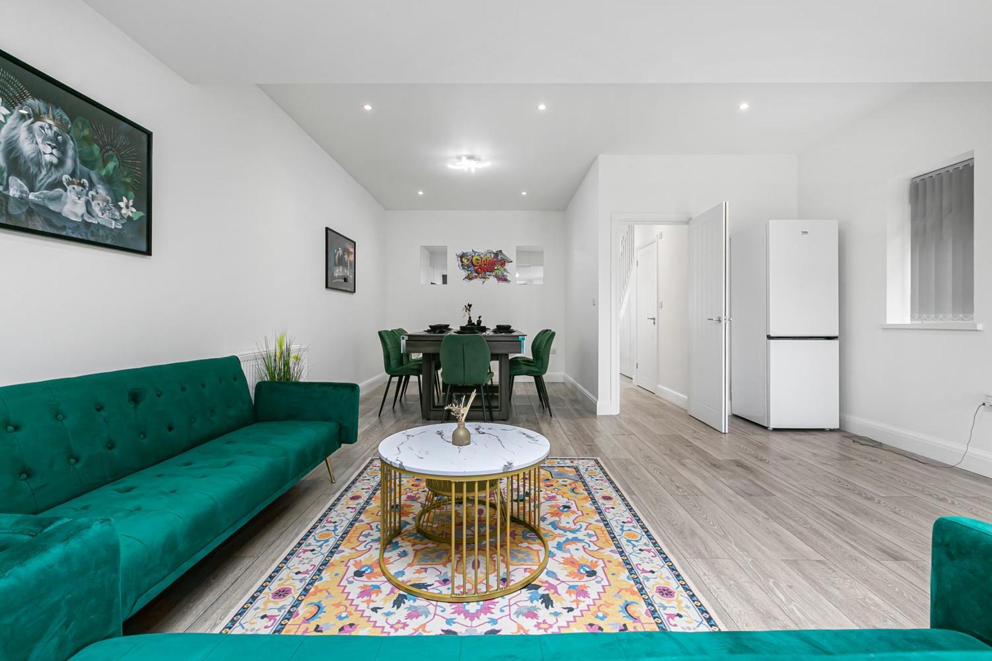 Holiday home Spacious Detached House With 7 Beds Includes Ping Pong And Pool Table Sleeps 14 Free Parking Feltham