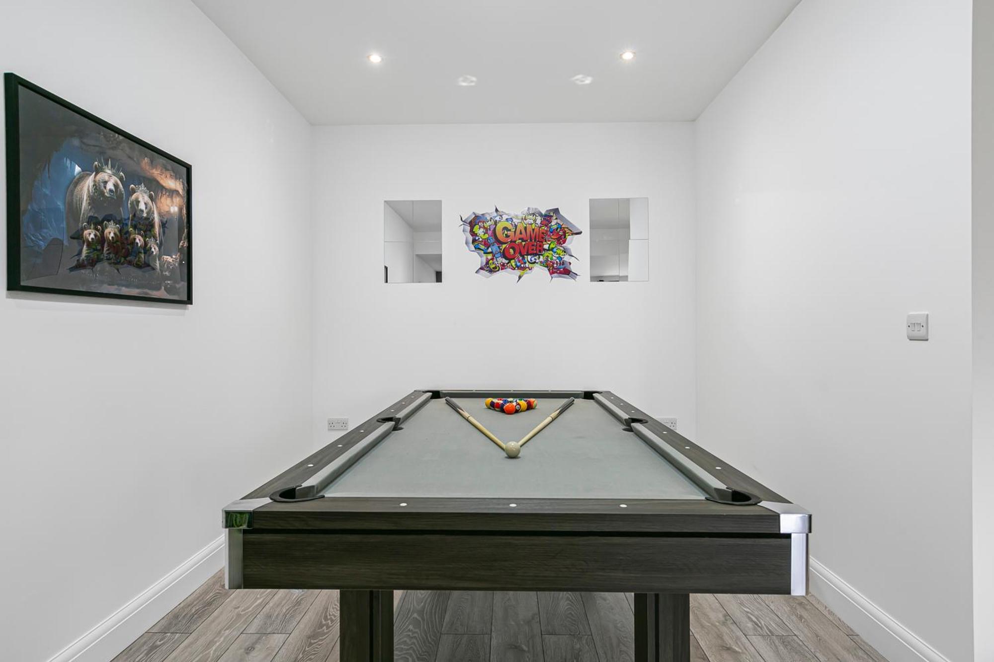 Spacious Detached House With 7 Beds Includes Ping Pong And Pool Table Sleeps 14 Free Parking * Feltham